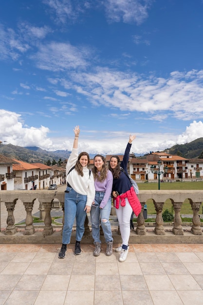 Vrouwen die blij gebaren terwijl ze hun armen opheffen in een traditionele Andes-stad