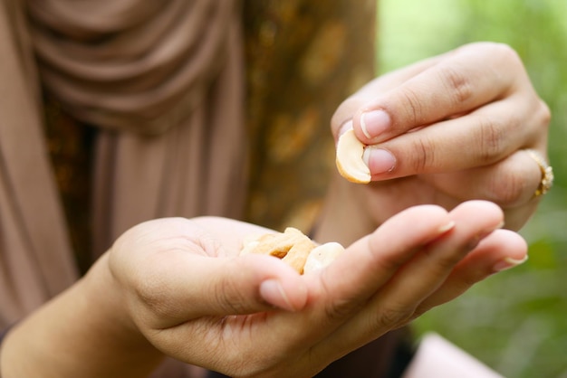 Vrouwen die cashewnoten eten van dichtbij