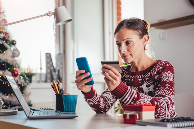 Vrouwen die creditcard gebruiken