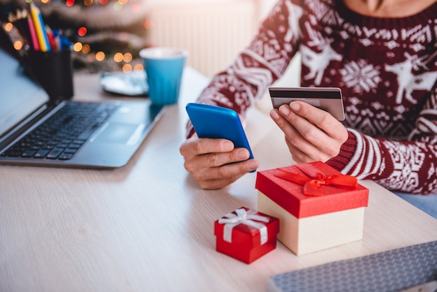 Vrouwen die creditcard gebruiken