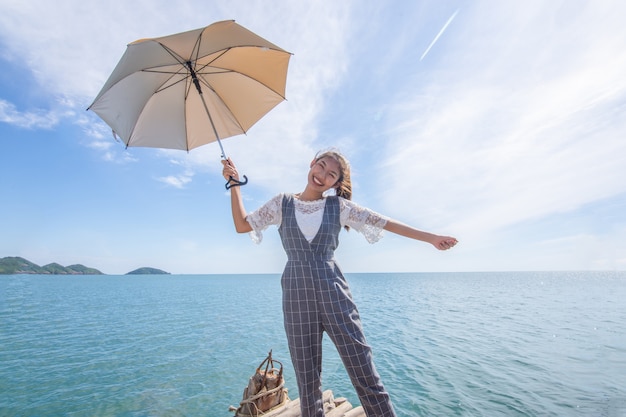 Vrouwen die de kust bezoeken