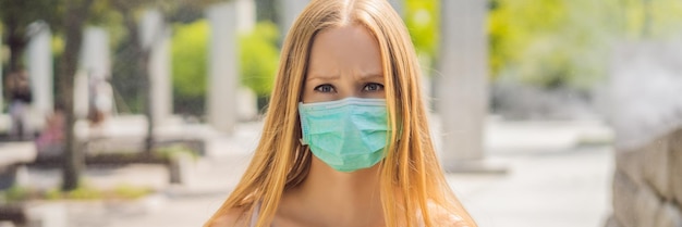 Vrouwen die een hygiënisch gezichtsmasker dragen voor veiligheid buitenmensen met maskers vanwege fijnstofproblemen