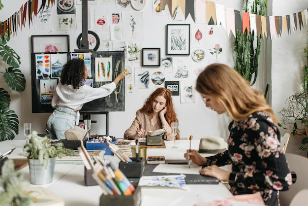 Vrouwen die een penseel gebruiken bij het maken van een kunstwerk