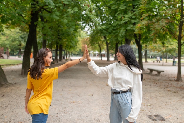 Vrouwen die elkaar een high five geven