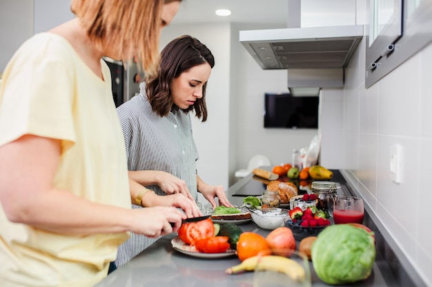 Foto vrouwen die eten bereiden in de keuken