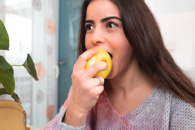 Vrouwen die fruit eten in de woonkamer