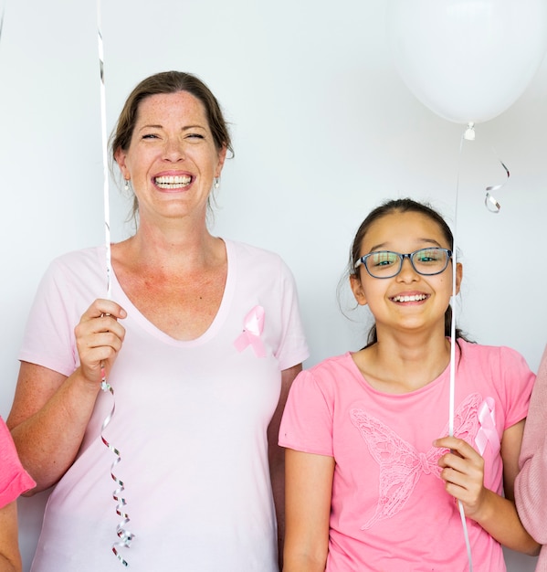 Vrouwen die het bewustzijn van borstkanker bevorderen