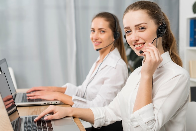 Foto vrouwen die in call centre werken