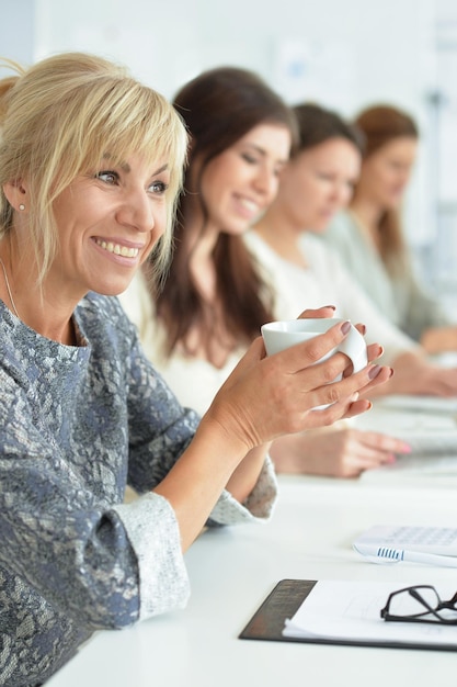 Vrouwen die in kantoor werken