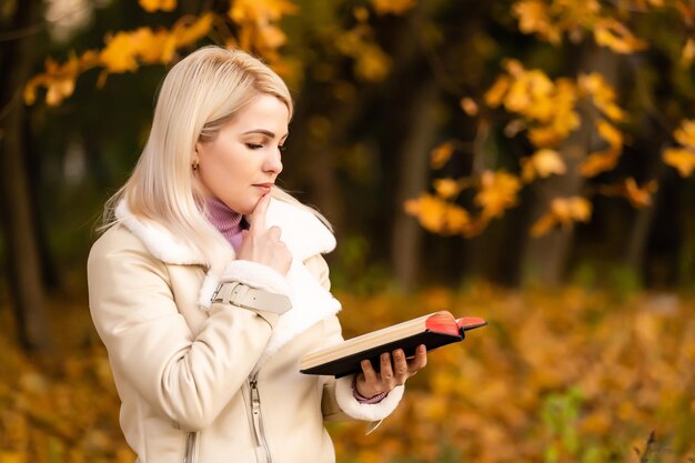 Vrouwen die in openlucht Bijbel lezen. Concept voor geloof, spiritualiteit en religie. Vrede, hoop