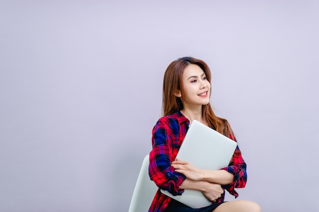 Vrouwen die laptop gelukkig zitten en omhelzen op het werk