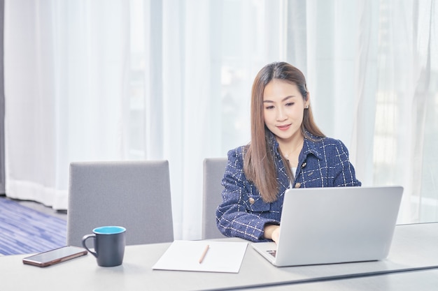 Vrouwen die met laptop werken