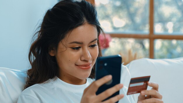 Foto vrouwen die online winkelen of rekeningen betalen