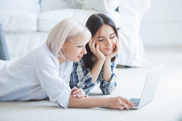 Vrouwen die op laptop doorbladeren. Vrouw typen op de computer