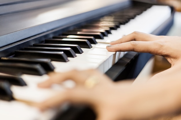 vrouwen die piano spelen. zachte focus