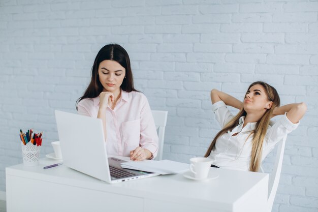 Vrouwen die samen op kantoor zitten