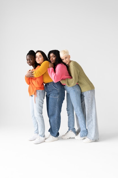 Foto vrouwen die samen staan en voor elkaar zorgen