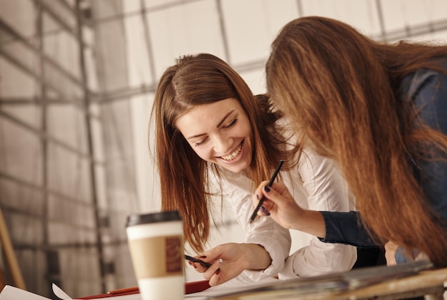 Vrouwen die samenwerken, kantoorinterieur