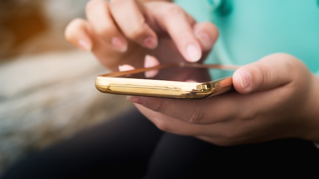 Vrouwen die smart phone mobiel gebruiken