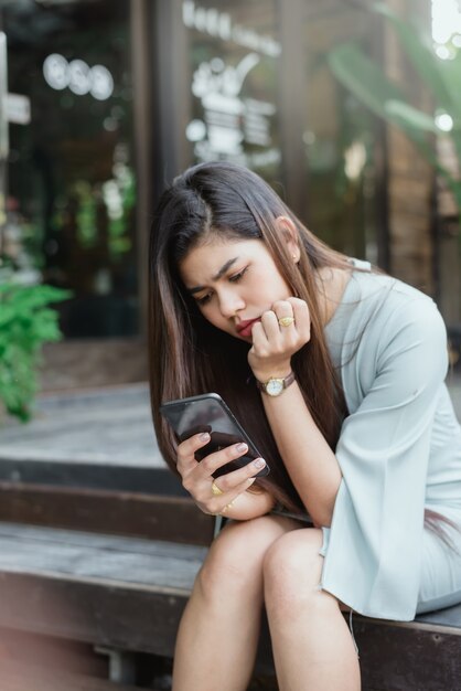 Vrouwen die smartphones gebruiken met een angstig gezicht