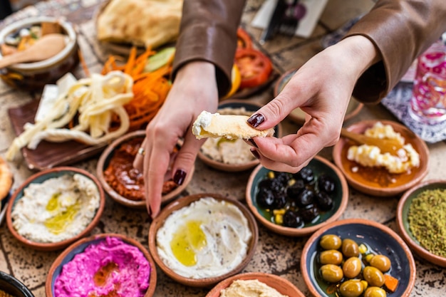 Foto vrouwen die traditioneel turks dorpsontbijt eten, geserveerd in het restaurant. bovenaanzicht.