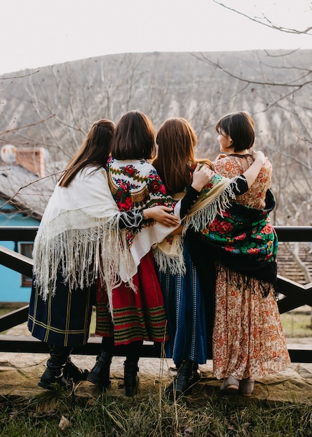 Vrouwen die vintage traditionele russische sjaals dragen, elkaar knuffelen