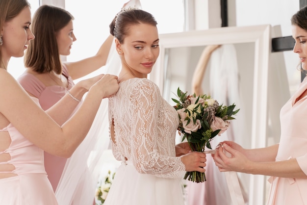 Foto vrouwen die voorbereidingen treffen voor de bruiloft