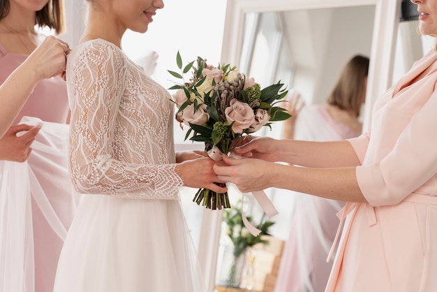 Vrouwen die voorbereidingen treffen voor de bruiloft