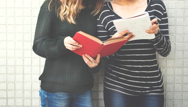 Vrouwen die Vriendschap spreken die Brainstormingsconcept bestuderen