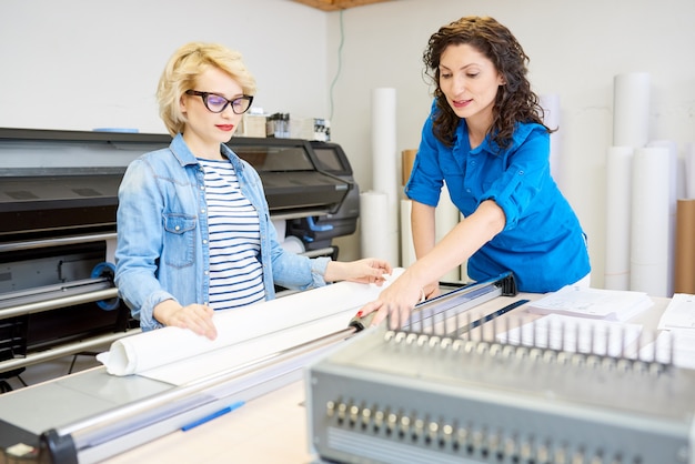 Foto vrouwen die werken in de uitgeverij