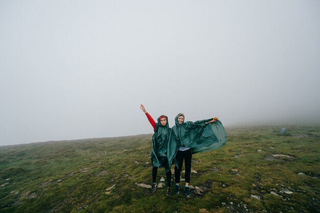 Vrouwen die zich voordeed op een mistige berg