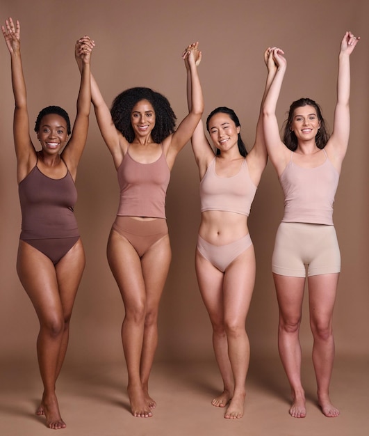 Vrouwen diversiteit lichaam positiviteit en huidskleur viering van groep model vrienden hand in hand Huidverzorging schoonheid vertrouwen en vrouw gemeenschap ondersteuning portret samen met wereldwijde zorg en liefde