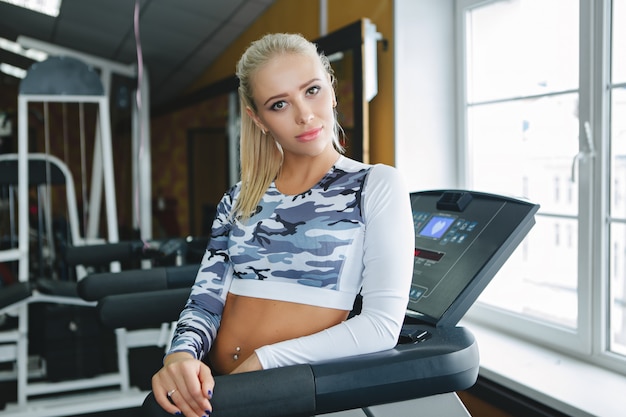 Vrouwen doen cardio-oefeningen, uitgevoerd op loopbanden in de sportschool