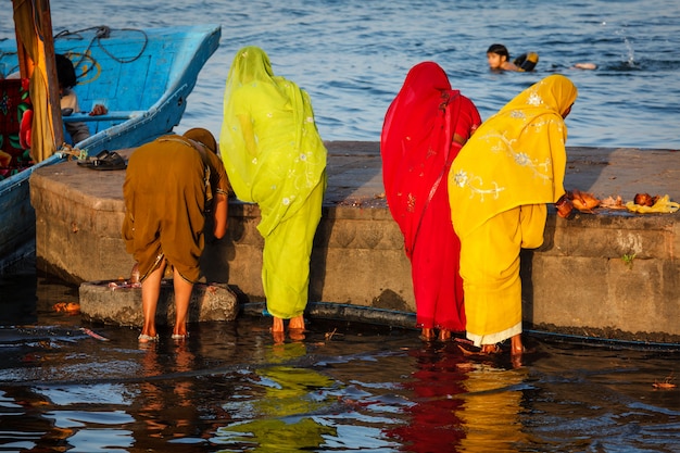 Vrouwen doen ochtendpooja