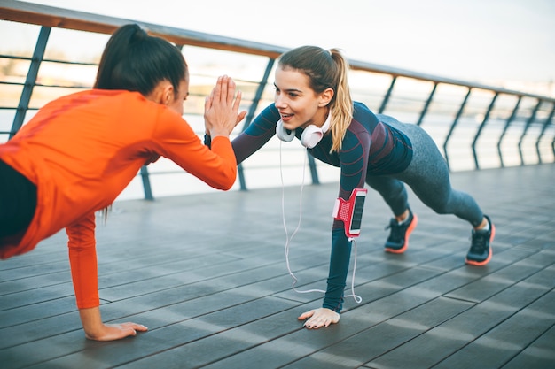 Vrouwen doen plank op rivieroever