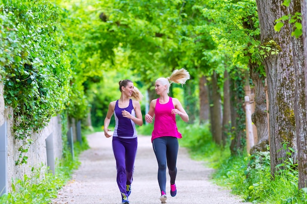 Vrouwen doen sport joggen in het park