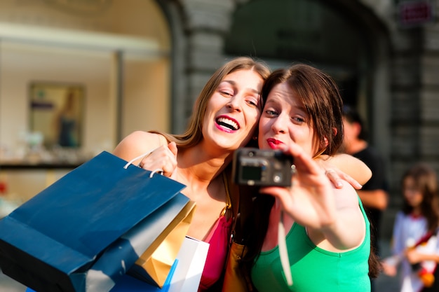 Vrouwen downtown winkelen met tassen