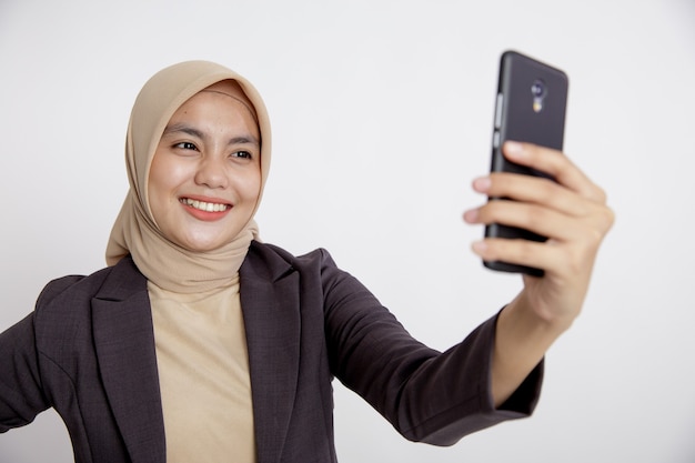 Vrouwen dragen kostuums hijab selfie met de telefoon, formeel werk concept geïsoleerd witte achtergrond