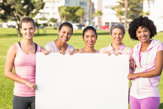 Vrouwen dragen roze voor borstkanker en houden lege poster