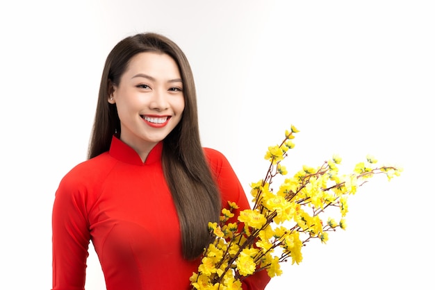 Vrouwen dragen Vietnam-traditie oa dai met gele bloemabrikoos in Tet-vakanties