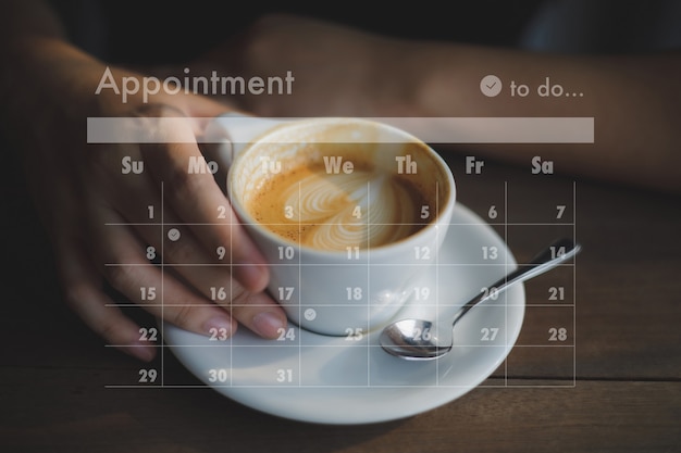 Vrouwen drinken graag koffie in een café terwijl ze koffie drinken. Kop warme cappucino