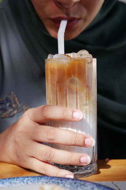 Vrouwen drinken ijs laat in een doorzichtig glas