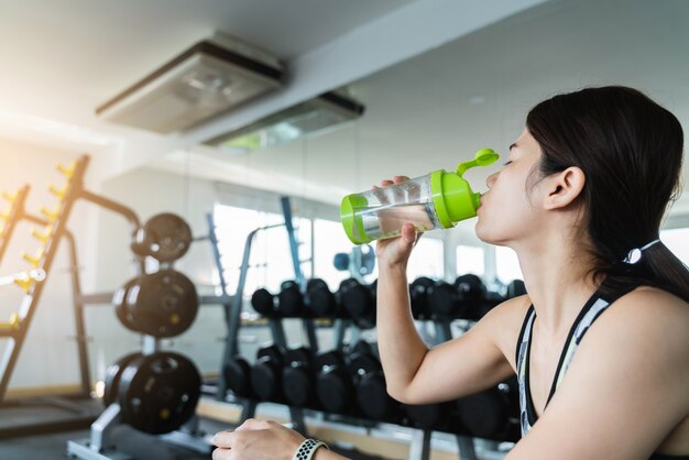 Foto vrouwen drinkwater in gymnastiek na training