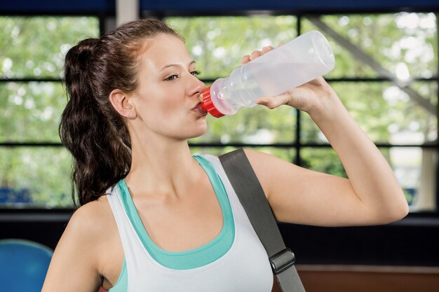 Vrouwen drinkwater na training