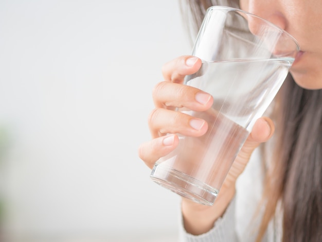 Vrouwen drinkwater van glas. Het concept van de gezondheidszorg.