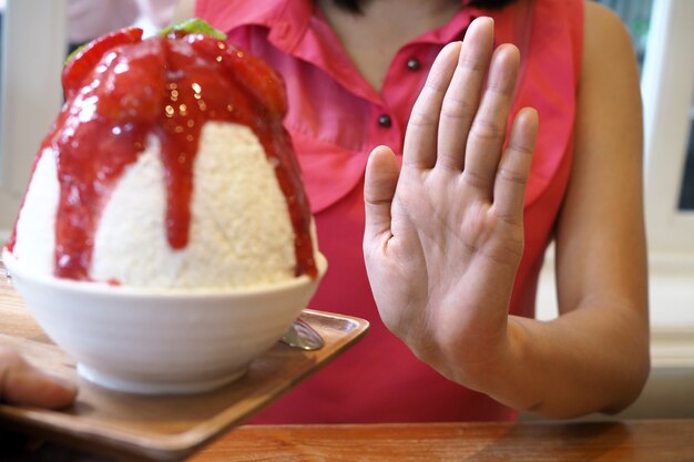 Vrouwen duwen Bingsu-beker