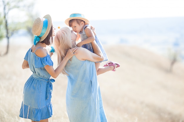 Vrouwen en meisje samen buitenshuis