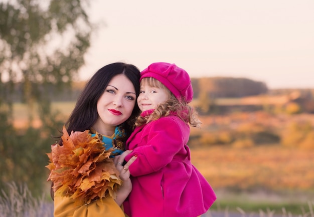 Vrouwen en meisje wandelen in herfst veld