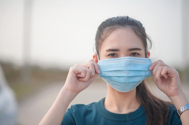Vrouwen gebruiken een medisch masker om coronavirus covid19 te voorkomen