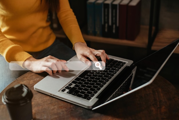 Vrouwen gebruiken het toetsenbord voor laptops voor zoekpagina's op het aanraakscherm van de computer op kantoor.